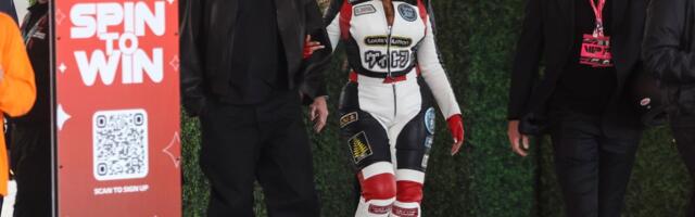 Kožna jakna jedva drži grudi najveće svetske zvezde: Sva pažnja sa događaja prešla je na nju