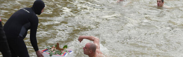 OVE STVARI NIKAKO NE SMETE DA RADITE PRE PLIVANJA ZA ČASNI KRST! Doktorka upozorila: Nikako ne skačite u odu bez dozvole lekara!