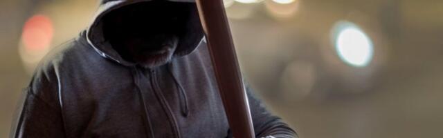 MAČETOM I PALICOM RAZBIJAO STOLOVE U PUNOM KAFIĆU! Oglasio se MUP o napadu na Vračaru!