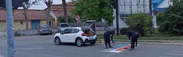 FOTO: Jutarnja akcija u Zrenjaninu – na ulicama crne kapuljače i poruke „Srbija pobeđuje“