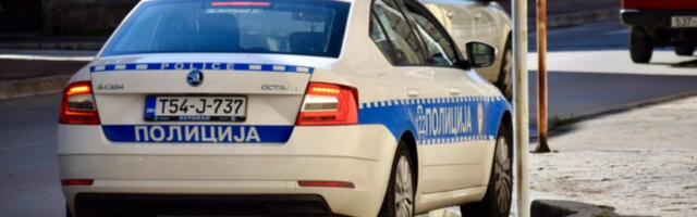 UŽAS! OTAC VEZAO SINA ZA BANDERU U BANJALUCI! Prolaznici hitno pozvali policiju! (VIDEO)
