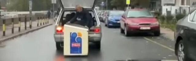 Kada ne može u gepek, zamrzivač se "šlepuje" (VIDEO)
