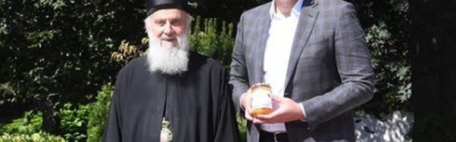 (FOTO) SPECIJALNI POKLON ZA PREDSEDNIKA! Vučić se sastao sa patrijarhom Irinejem!