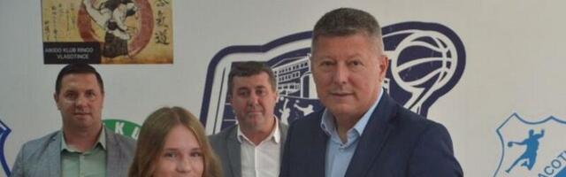 Atletičarka Una Gligorijević iz Vlasotinca dobila priznanje za najuspešniju mlađu pionirku u Srbiji