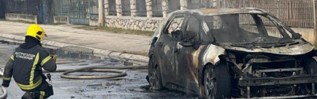 EKSPLOZIJA U ČAČKU! Vozilo potpuno izgorelo u Omladinskoj ulici: "Čuli smo jaku detonaciju, automobil je nestao!" (FOTO)