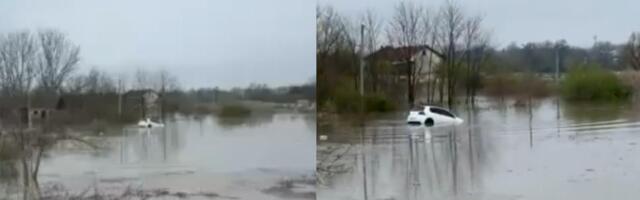 MLADIĆ JEDVA IZVUKAO ŽIVU GLAVU! Horor prizor u Prijedoru: Bujica meštanima došla "DO GRLA", pa ODNELA i "golfa" - meštani u strahu kako pada noć! (VIDEO)