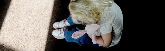 HOROR U HRANITELJSKOJ PORODICI! Zlostavljali 3-godišnju devojčicu, ODALO ih ovo na odeći