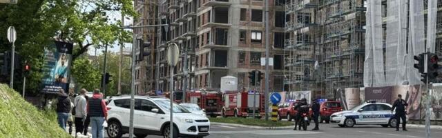 Vatra preti da se proširi na okolne zgrade: Poznato kako je došlo do požara na Čukaričkoj padini (FOTO/VIDEO)