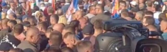 Svečano i veselo ispred Skupštine u iščekivanju Vučića (VIDEO)