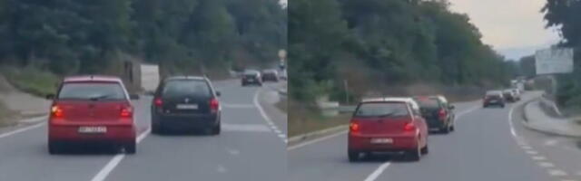 NEVEROVATNA BAHATOST NA PUTU U NOVOM PAZARU! Hteo da ga pretekne, a ovaj mu namerno preprečio put! Za dlaku izbegnuta tragedija, snimak razbesneo Srbiju!
