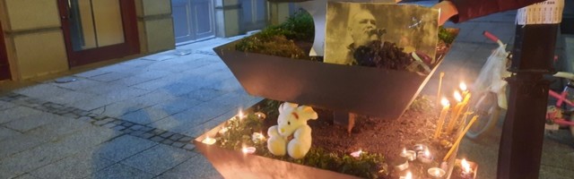 Leskovčani palili sveće i ostavili malog belog zeca u čast preminulog Balaševića