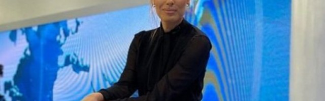 KOLIKI ŠLIC, SEVALO ISPOD STOLA! Voditeljka jutarnjeg ZAPALILA STUDIO - kad je prekrstila noge... VRUĆE! Suknjica od svile se ZADIGLA, ostavlja BEZ DAHA! (FOTO)