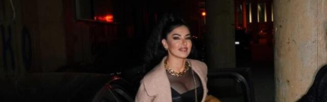 Daleko od glamura i sjaja: Tanja Savić snimljena kako tamani punjene šampinjone! Lice sakrila kačketom, a na njoj majica kratkih rukava