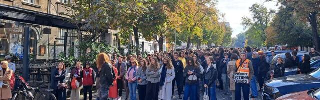 "Peta više nije peta, pola nastavnika nije tu": Sa trotoara đaci gotovo punih nedelju dana brane svoju školu