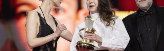 POGLEDAJTE SAMO KAKAV JE PREDNJI DEO! Plavuša ponovo glavna tema - providna haljina i čipka, DA VAM PAMET STANE