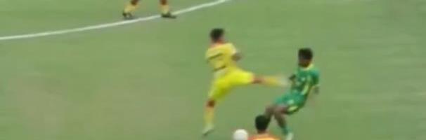 KAKAV HOROR NA UTAKMICI! Fudbaler zbog krvničkog starta doživotno suspendovan!