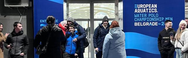 Publika čekala vaterpoliste ispred Arene posle podviga protiv Španije /GALERIJA/