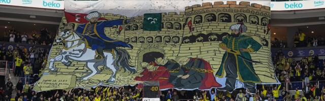 Navijači iz Srbije podržali Fenerbahče protiv Partizana, pojavila se zastava na tribinama