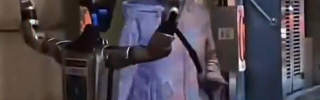 Robot poslao ženu u bolnicu, pa ga “uhapsili”: Bizarni incident nasred ulice (VIDEO)