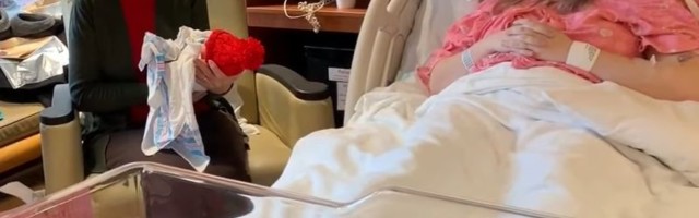 Čija je ova druga beba? Roditelji sakrili vest o blizanačkoj trudnoći, pa šokirali baku (VIDEO)