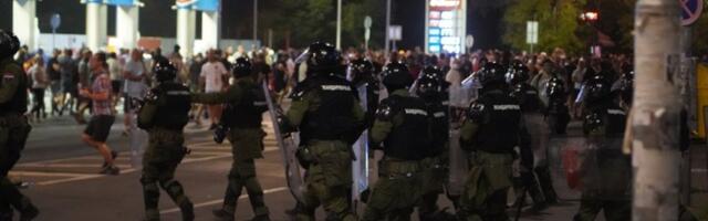 Francuski list Mond: Srpska vlast poslala huligane na ulice da se obračunaju s onima koji nisu pristalice režima