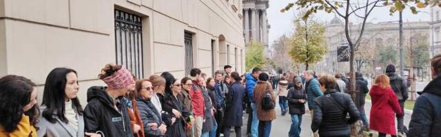 U Beogradu “živi zid” oko Generaštaba (galerija )