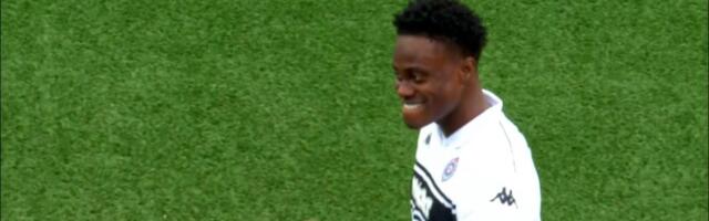 Au, kakva sreća! Sek hteo da centrira, pa slučajno zatresao mrežu za 2:1!