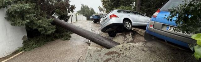 STRAVA I UŽAS! Olujni vetrovi LOME stabla i krovove, letovi OTKAZANI, građani UPOZORENI da ostanu u kućama! (FOTO, VIDEO)