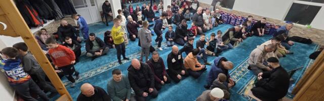 Dječiji osmijesi ispunili Bukrešku džamiju tokom podjele bajramskih paketića