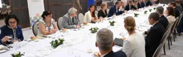 Vučić posle sastanka sa ambasadorima EU: Srbija ostaje na evropskom putu