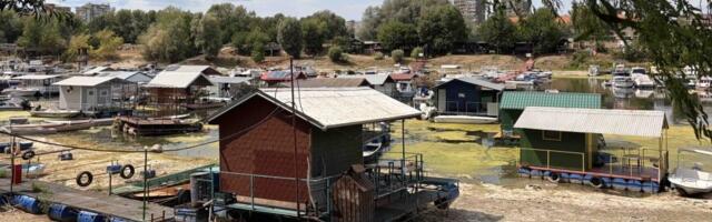 Rekordno nizak vodostaj u Novom Sadu: Peščani sprudovi na sedini Dunava, čamci zaglavljeni u blatu i kanalizacija koja teče u slapovima (FOTO)