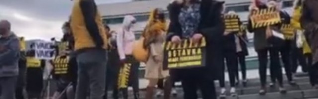 "BISERA, NE KUPUJU SE VAKCINE U MARKETU!" Sarajevo na nogama, građani protestuju jer nisu nabavljena cepiva protiv kovida-19!