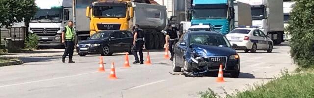 PIJAN SEO U KOLA I ZAKUCAO SE U VOZILO – Direktan sudar u Novom Pazaru, povrijeđena žena