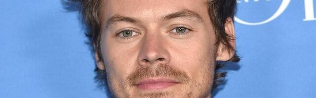 Viralna fotka iz Vatikana usijala mreže: Da li je među ljudima i SLAVNI PEVAČ? (FOTO)