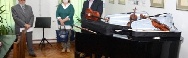 NEMČEKOVE VIOLINE NA DAR: Muzička škola "Stevan Mokranjac" iz Velikog Gradišta dobila nove instrumente