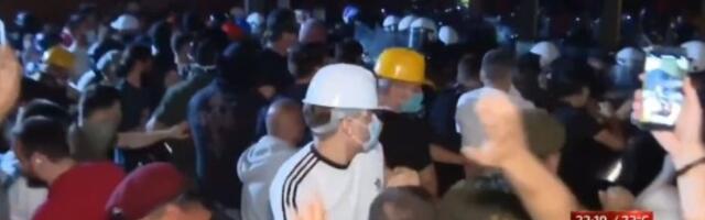 NAPETO U NOVOM SADU Guranje i sukob demonstranata i policije ispred Filozofskog fakulteta (VIDEO)