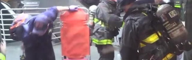 Jeziv teroristički napad u Čikagu: Iz čista mira polio benzinom i zapalio devojku (26) u vozu