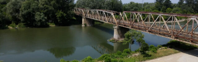 MOST NA VELIKOJ MORAVI PRETI DA SE SRUŠI! Pomoravlje odsečeno: Ljudi putuju 70 km za posao!