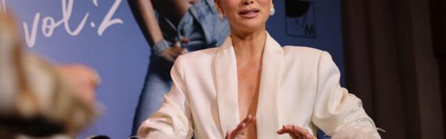 OVAKO IZGLEDA MAĆEHA MILICE PAVLOVIĆ! Simpatična crnka stigla na pevačicin koncert, a tu je i tekta: Naš paparaco sve zabeležio