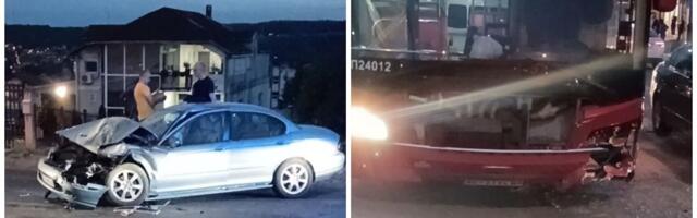 Žestok sudar u Kaluđerici: Povređeno dete iz autobusa, prednja strana auta skroz uništena