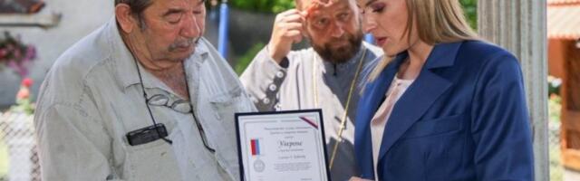EMOTIVAN MOMENAT ZA SVE: Đurđević Stamenkovski uručila Boračku spomenicu porodici poginulog borca Slaviše Đorđevića