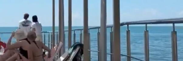 DRAMATIČAN SNIMAK UKRAJINSKOG NAPADA NA RUSIJU, IMA MRTVIH: Ljudi se sunčaju, a onda čuju ZLOSLUTNI ZVUK, usledila je strahovita EKSPLOZIJA (VIDEO)