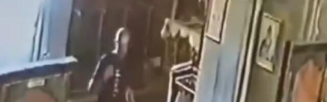 Plašiš li se Boga? Lopov ušao u crkvu, prekrstio se, pa šokirao potezom - Građani ne veruju svojim očima (VIDEO)