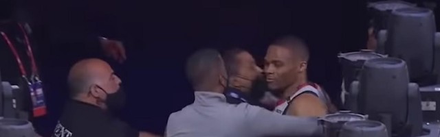 Neverovatne scene u NBA, krenuo je da "RASTRGNE" provokatora, obuzdan u poslednjem trenutku: "Da se desilo na ulici, znam šta bih!" Rasel Vestbruk posle povrede nije mogao da istrpi ZASIPANJE kokicama sa tribina!