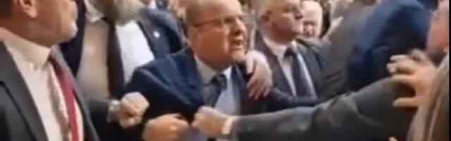 ŠOKANTAN SNIMAK!!! Pogledajte kako su divljaci u Skupštini nasrnuli na Vučića! (VIDEO)