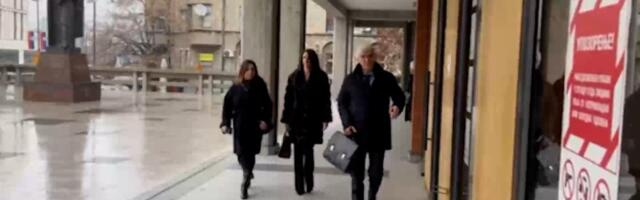 Miljana Kecmanović okrenula leđa roditeljima ubijene dece! Kostina majka hladna pred porodicama koje je u crno zavio njen sin! (VIDEO)