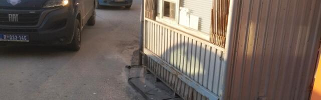 Policija podnosi prijave protiv dve osobe zbog napada na radnika JKP "Šumadija" i vandalizovanja parking kućice