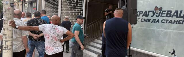(BLOG) Na poziv studenata i zborova građani se u 20 časova okupljaju na Đačkom trgu, a aktivisti SNS-a su ispred stranačkih prostorija (VIDEO)