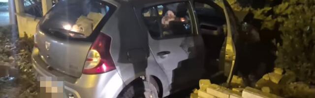 AUTOM LJUDIMA ULETEO U DVORIŠTE?! Suluda scena usred Novog Sada, probio im ogradu od cigle (FOTO)