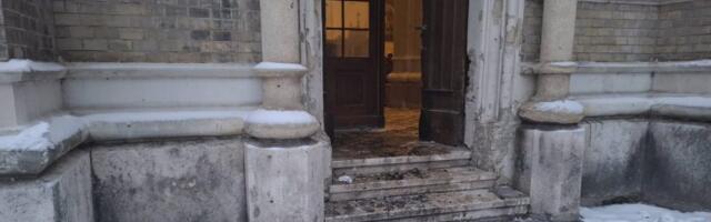 Saslušana osumnjičena za paljenje vrata crkve u Novom Sadu: Upućena na psihijatrijsko veštačenje